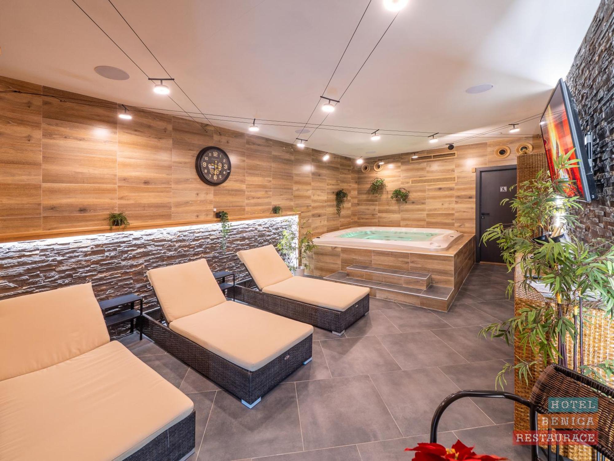 Hotel Benica Бенешов Экстерьер фото